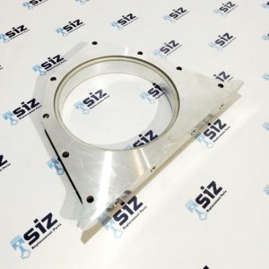 J933384 Крышка заднего сальника New Holland T8040